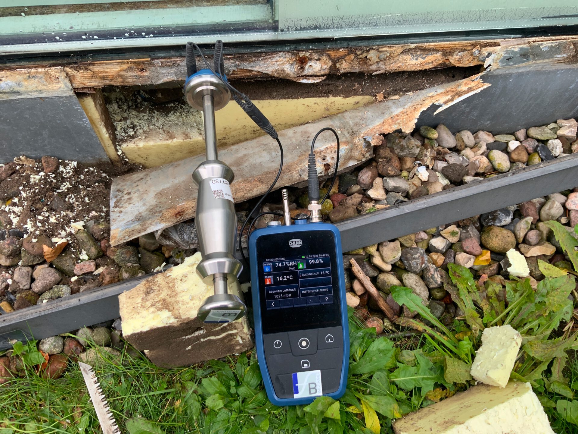 Feuchtemessung in Pfosten-Riegelkonstruktion aus Holz mit Rammelektrode